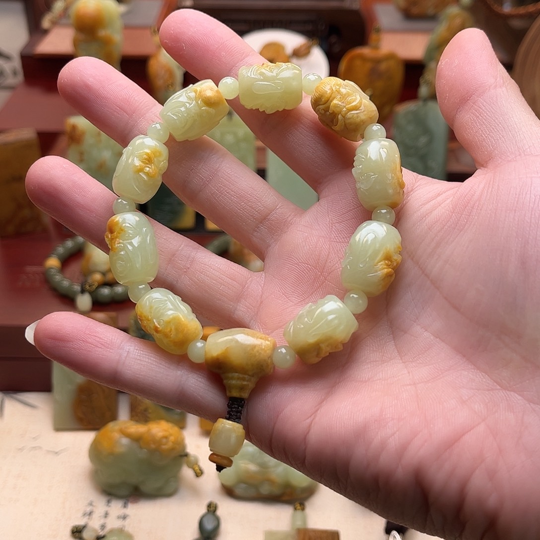 乔***智岫岩河磨玉（透闪石质玉）未镶嵌手串