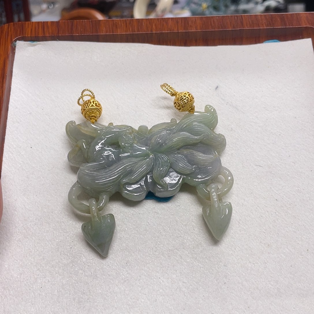 翡翠未镶嵌颈饰九尾狐