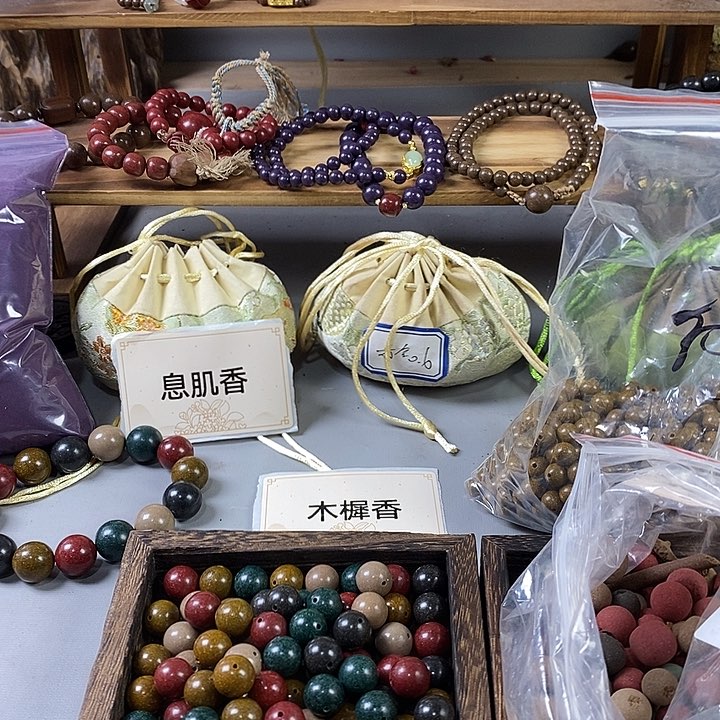 泥塑娅**达瑕疵五行绿0.8香包