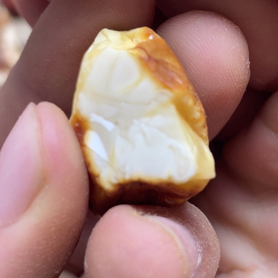 定制琥珀未镶嵌满****红定制