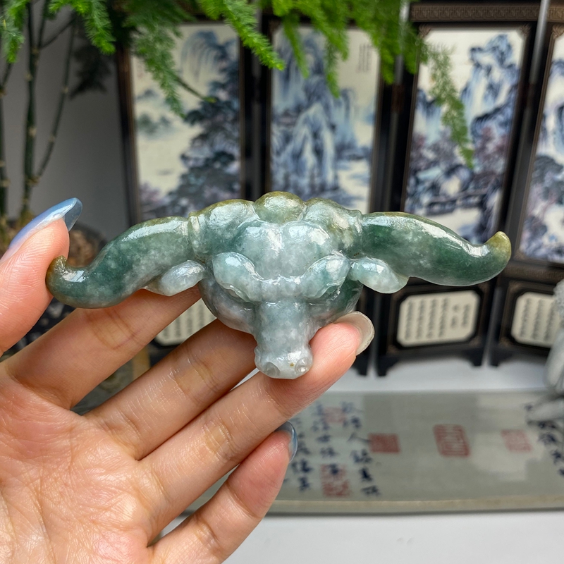 毛货 俏色飘绿牛气冲天玉横挂件 天然翡翠A货