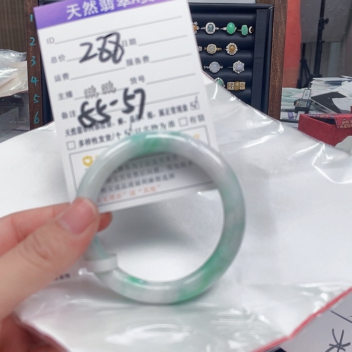 翡翠手镯未镶嵌翡翠