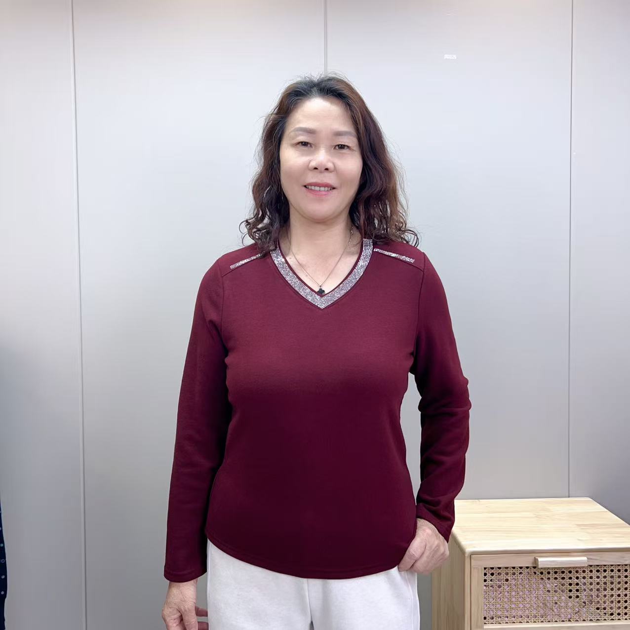 长袖V领烫钻纯欲风大码女秋冬T恤拼接妈妈装打底衫女士