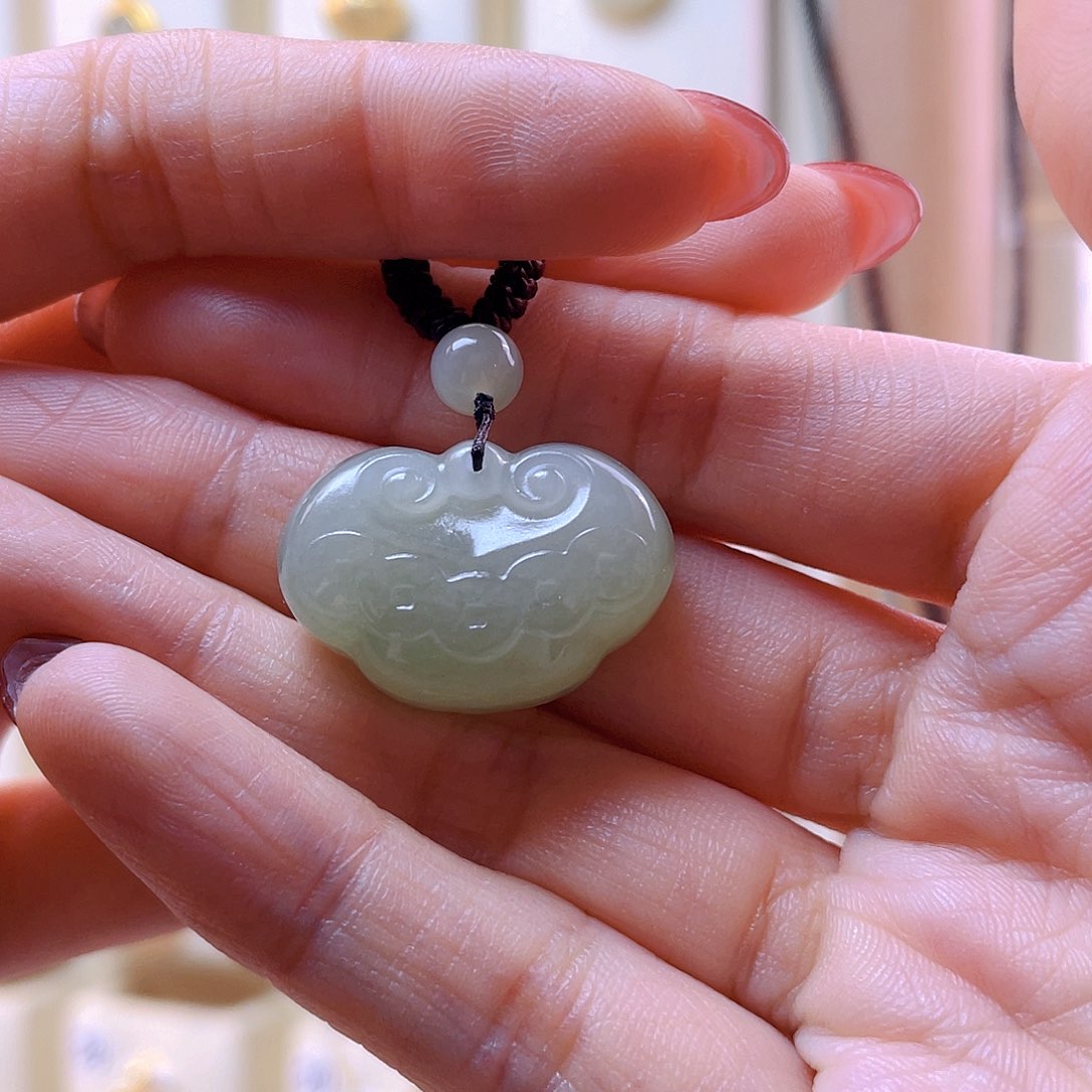 和田玉吊坠(赠链)未镶嵌天***色