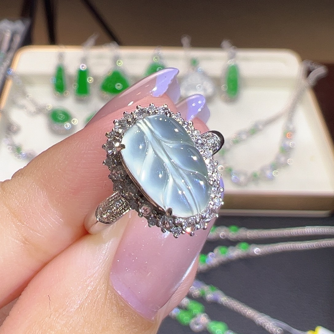 翡翠18K金镶嵌戒指翡翠