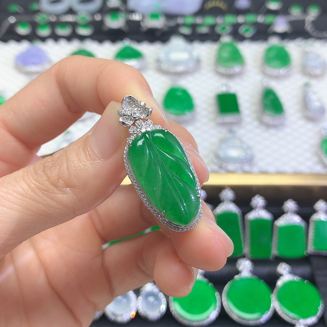 颈饰18K金镶嵌翡翠吊坠