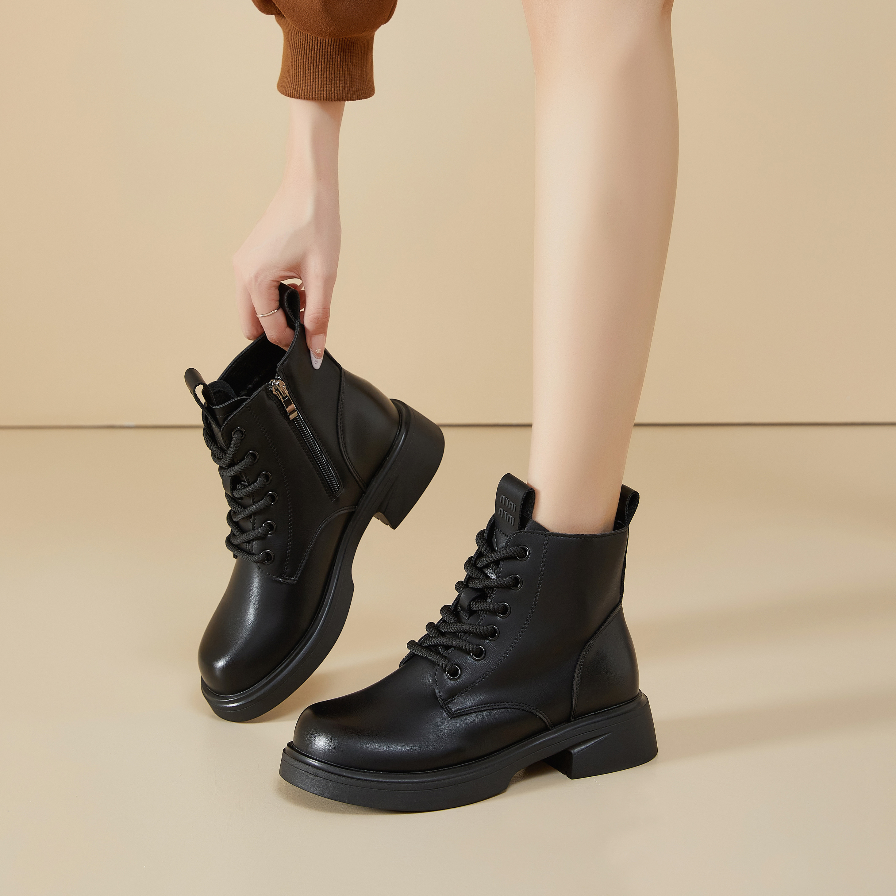 55830大码女鞋全皮短靴加绒二棉2025冬季新款美拉德风显脚小靴子