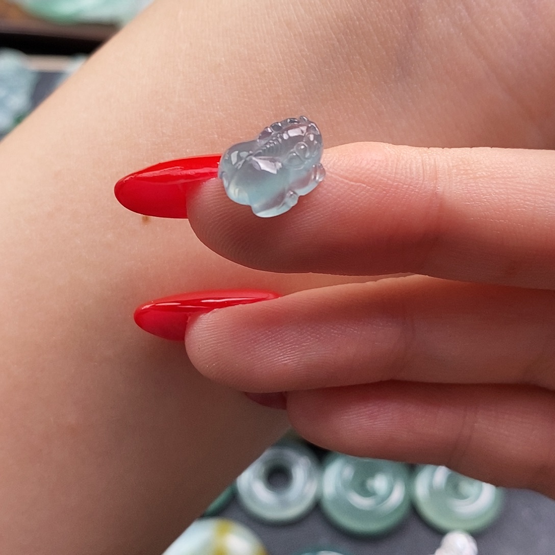 翡翠未镶嵌颈饰貔貅