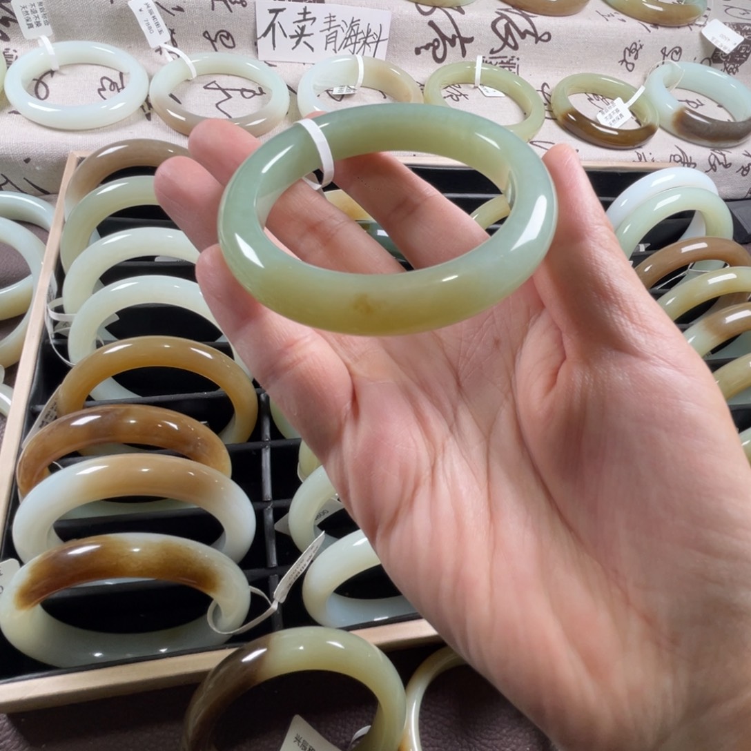 和田玉未镶嵌手镯