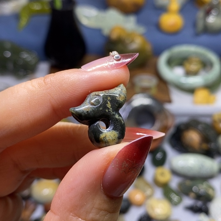 岫岩河磨玉（透闪石质玉）未镶嵌挂件通孔