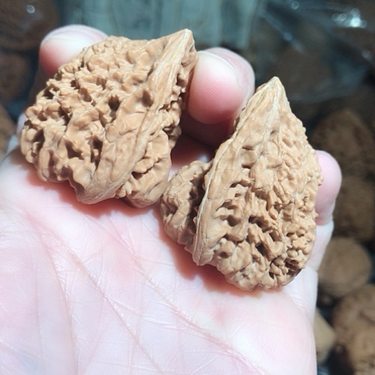 平***生文玩核桃把件异形小佛肚尖有瑕