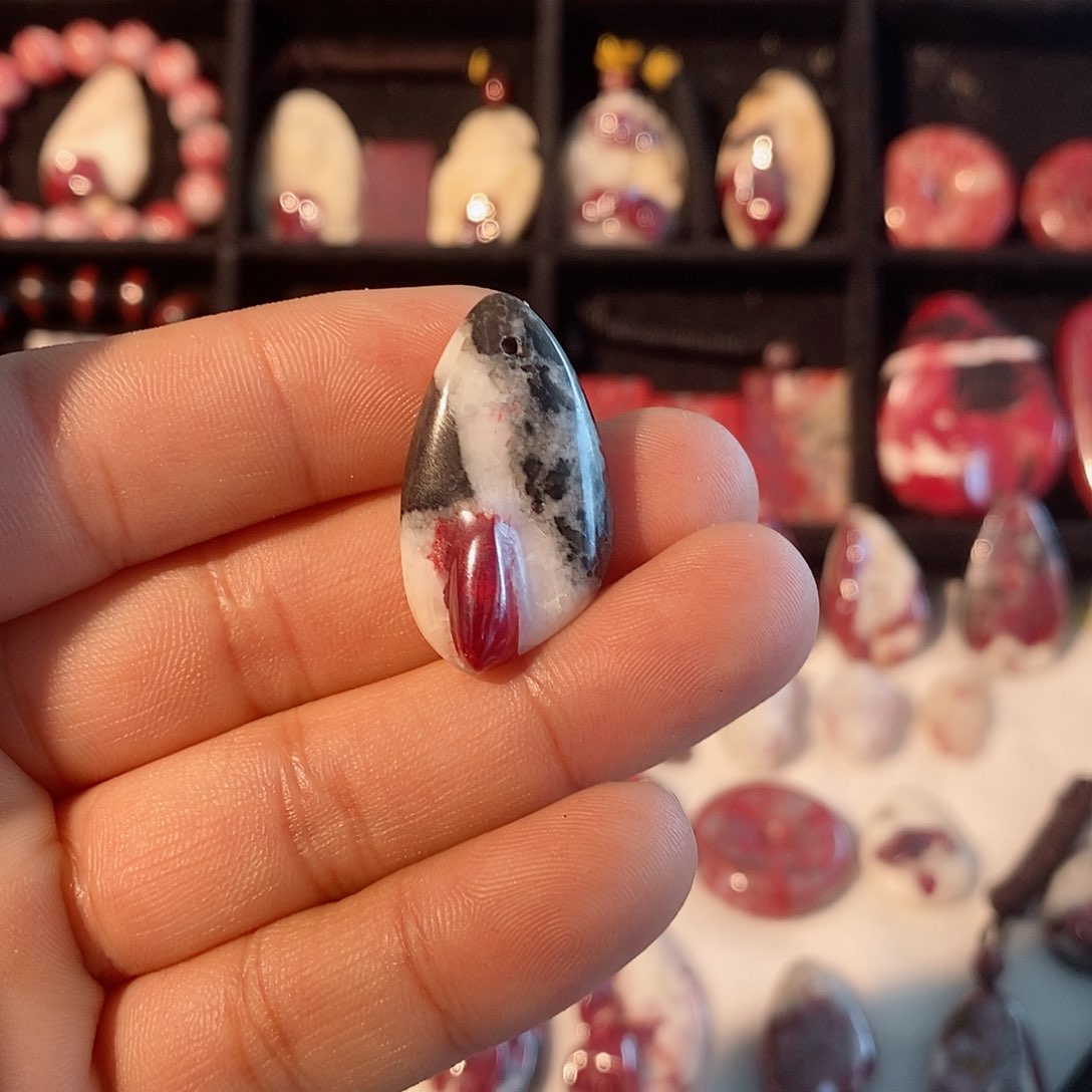 天然辰砂原石晶体吊坠