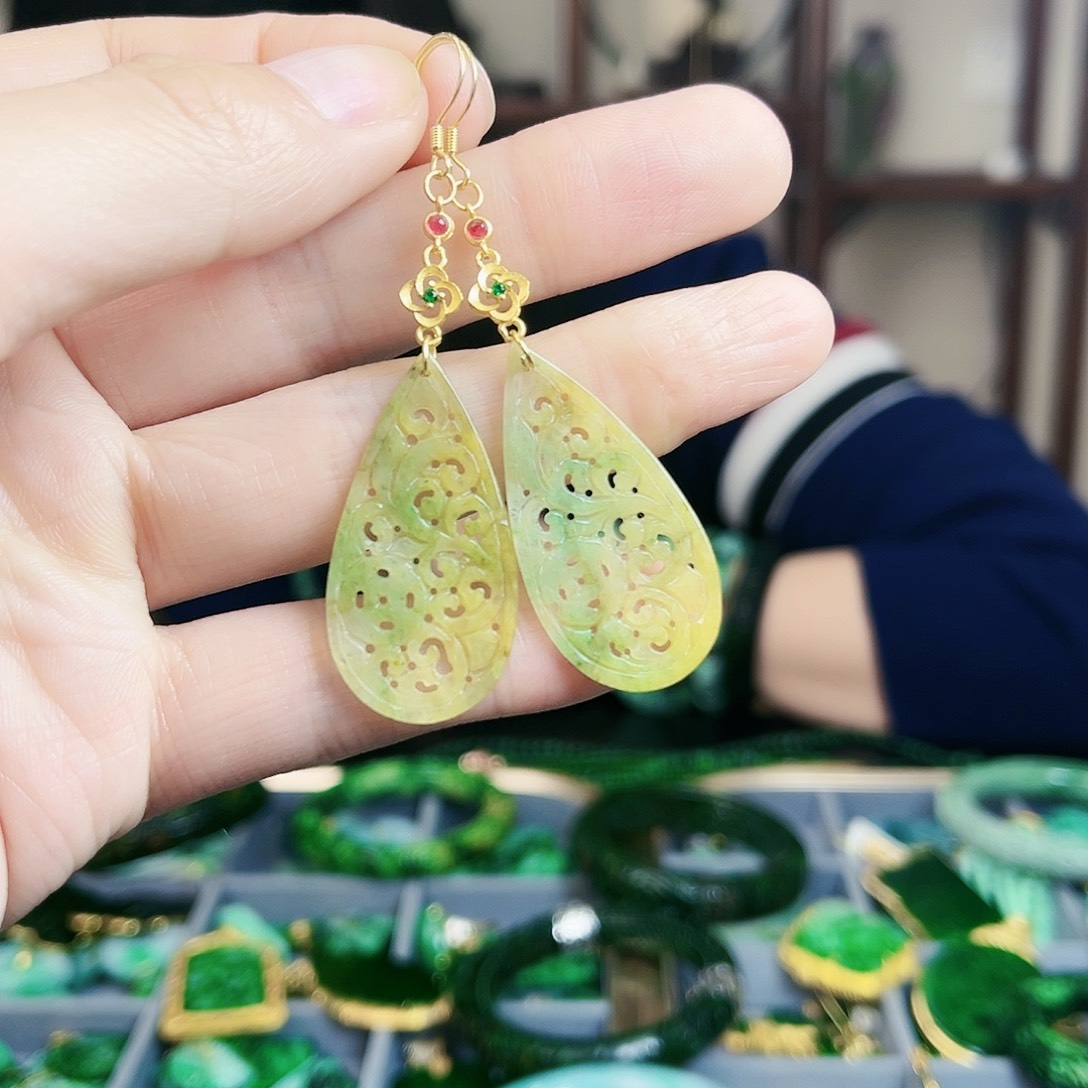 翡翠颈饰未镶嵌耳饰