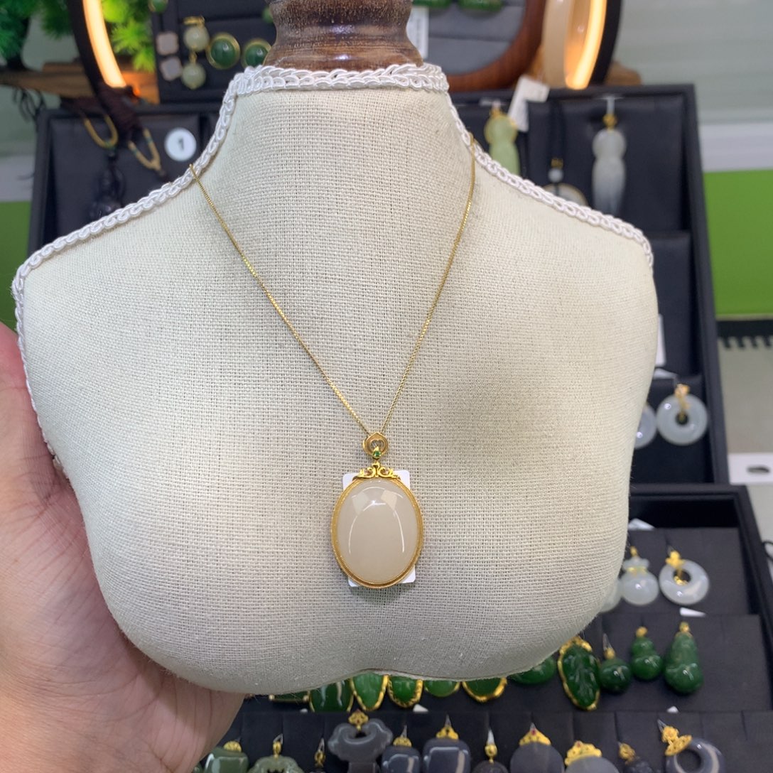 和田玉18K金镶嵌吊坠(赠链)