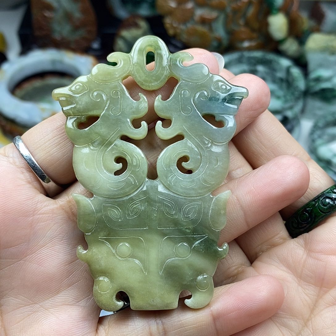 颈饰未镶嵌翡翠施牌子