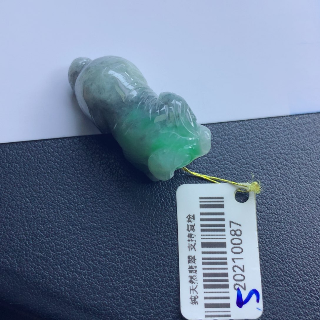 翡翠颈饰未镶嵌小狗