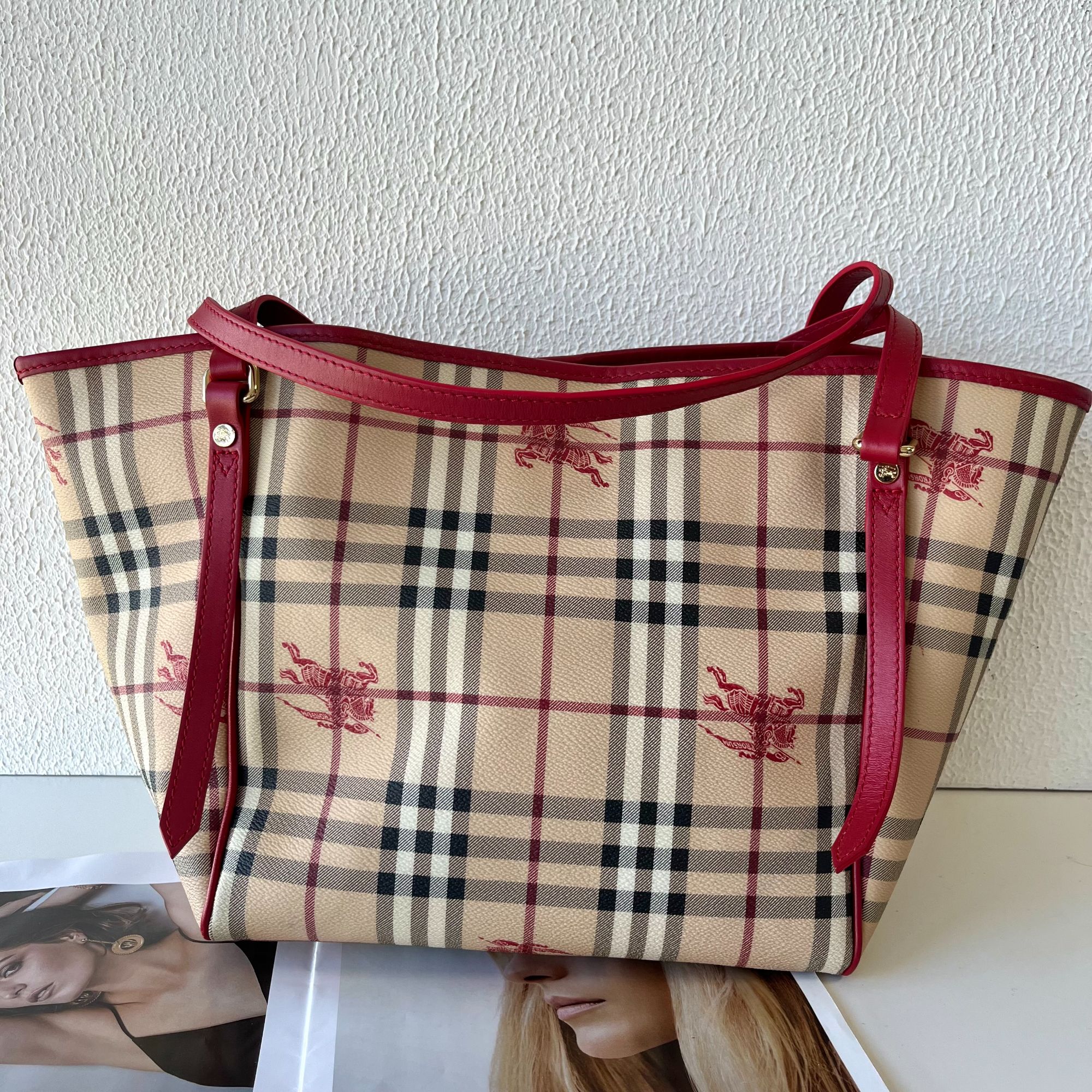 95新 BURBERRY/博柏利 XM/战马格纹拼红托特包/EE06113017