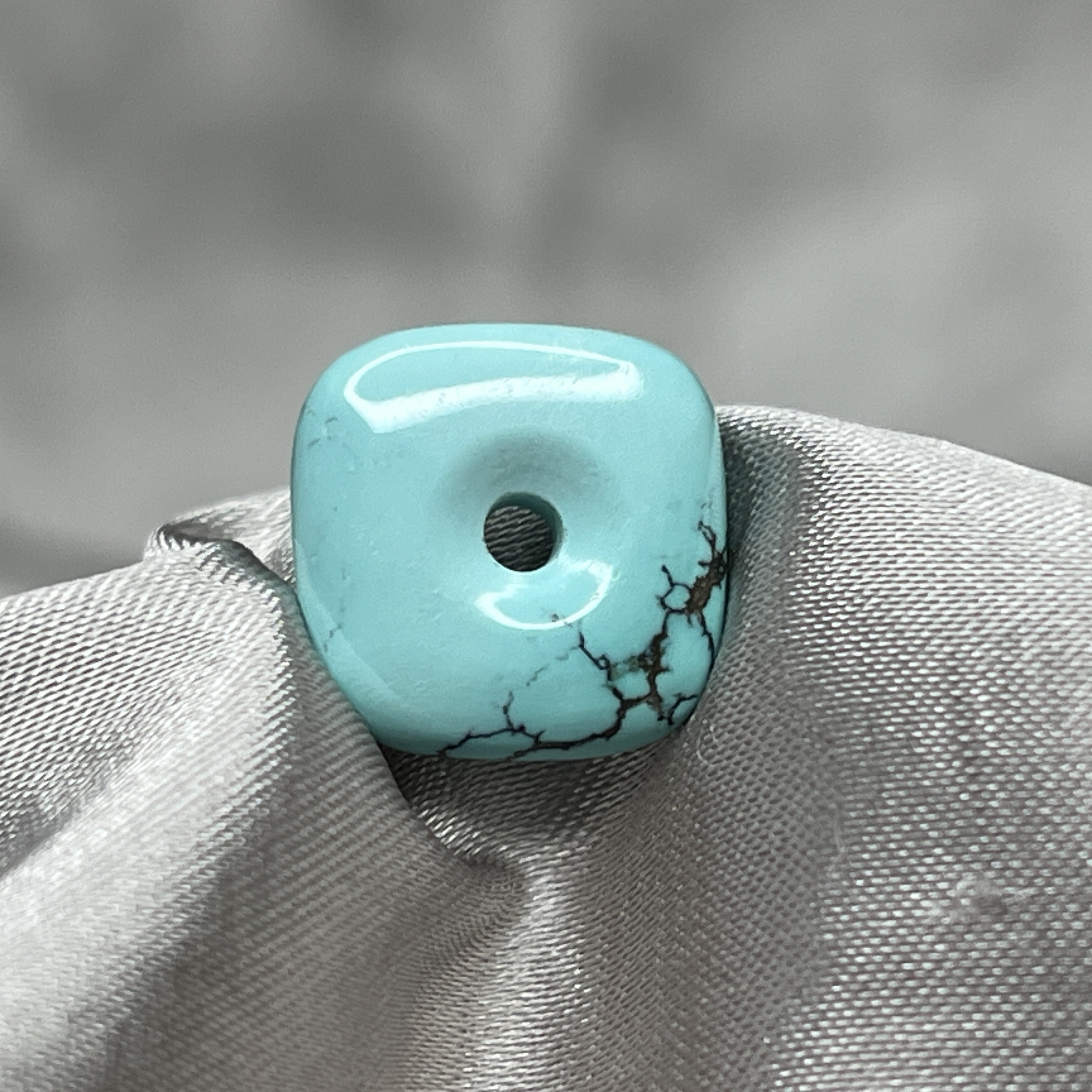 原矿高瓷绿松石水草纹方形扣子，尺寸12.5*12.5*4.6mm,重1.35克