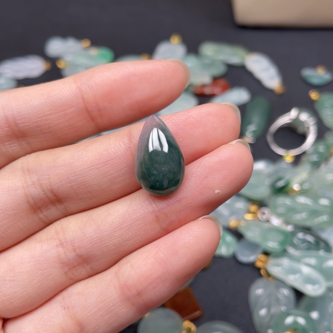 翡翠颈饰18K金镶嵌翡翠