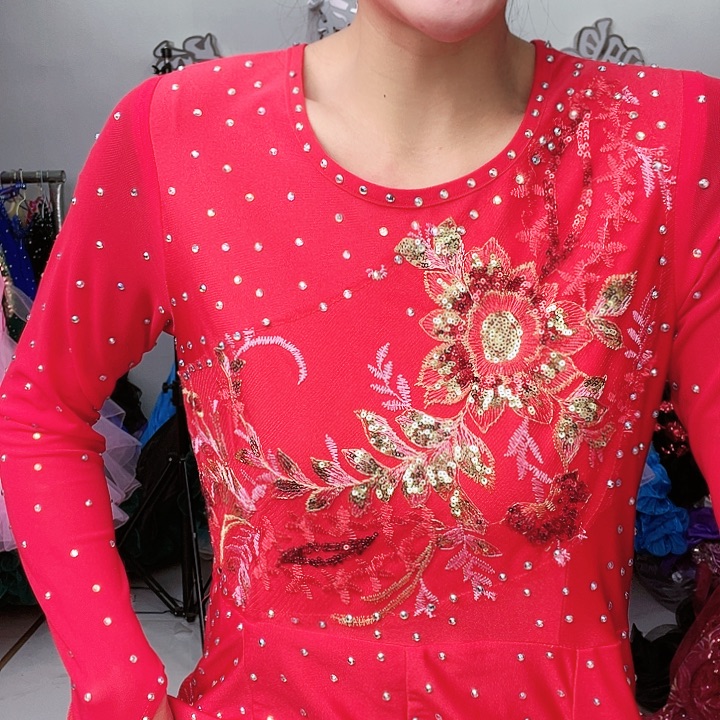 交谊舞团是啊一群年轻