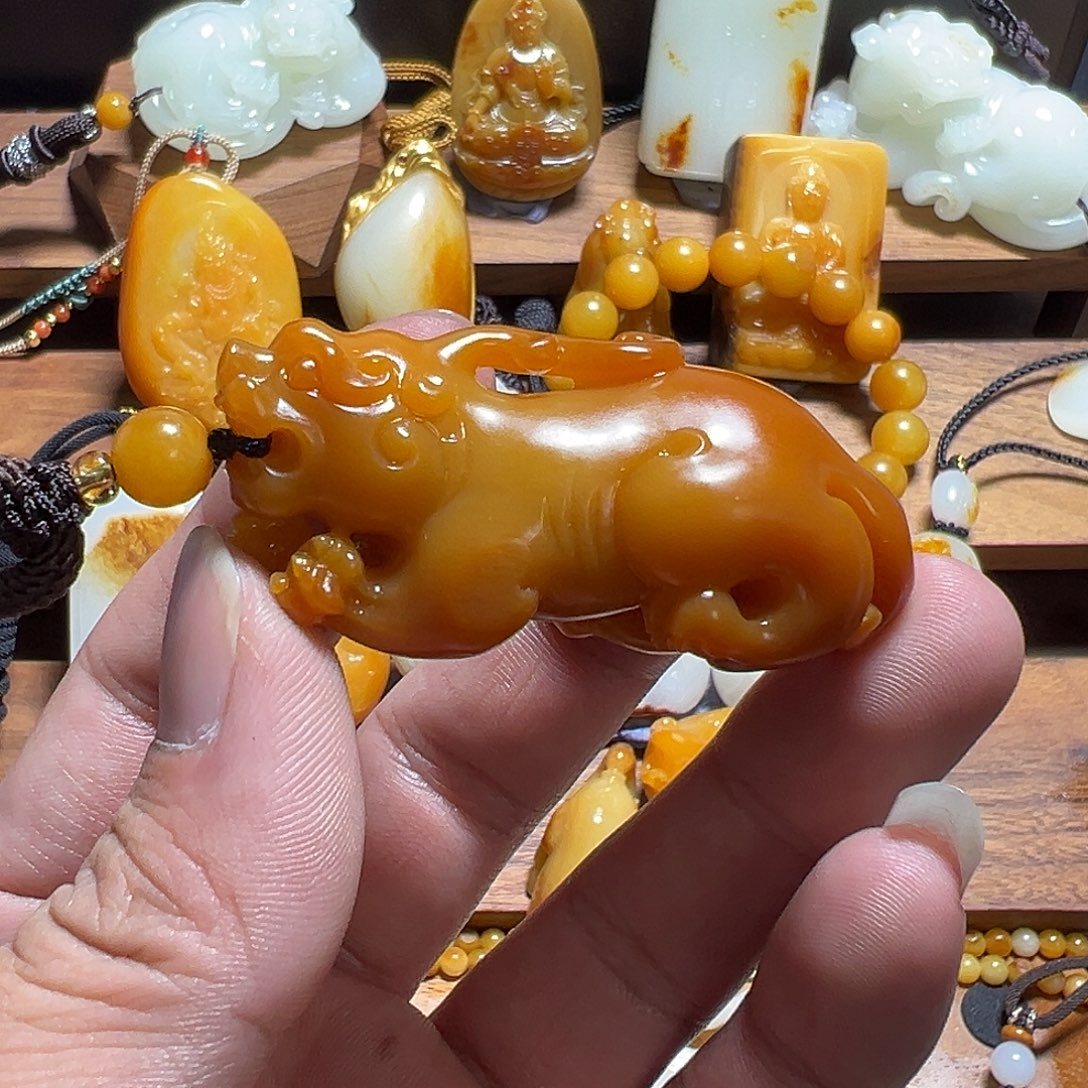 郑***，和田玉未镶嵌颈饰