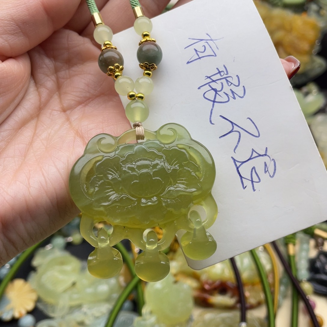 蛇纹石玉颈饰未镶嵌