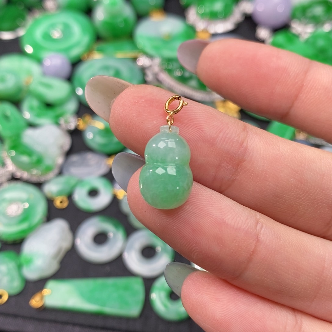 翡翠18K金镶嵌颈饰翡翠