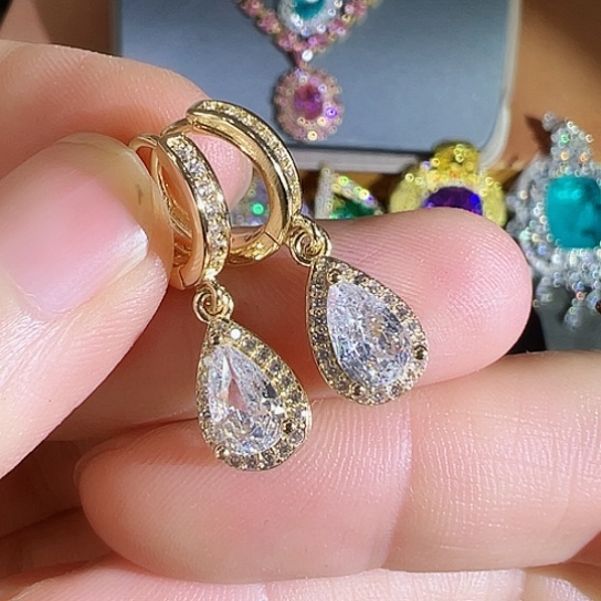 未镶嵌颈饰红宝石