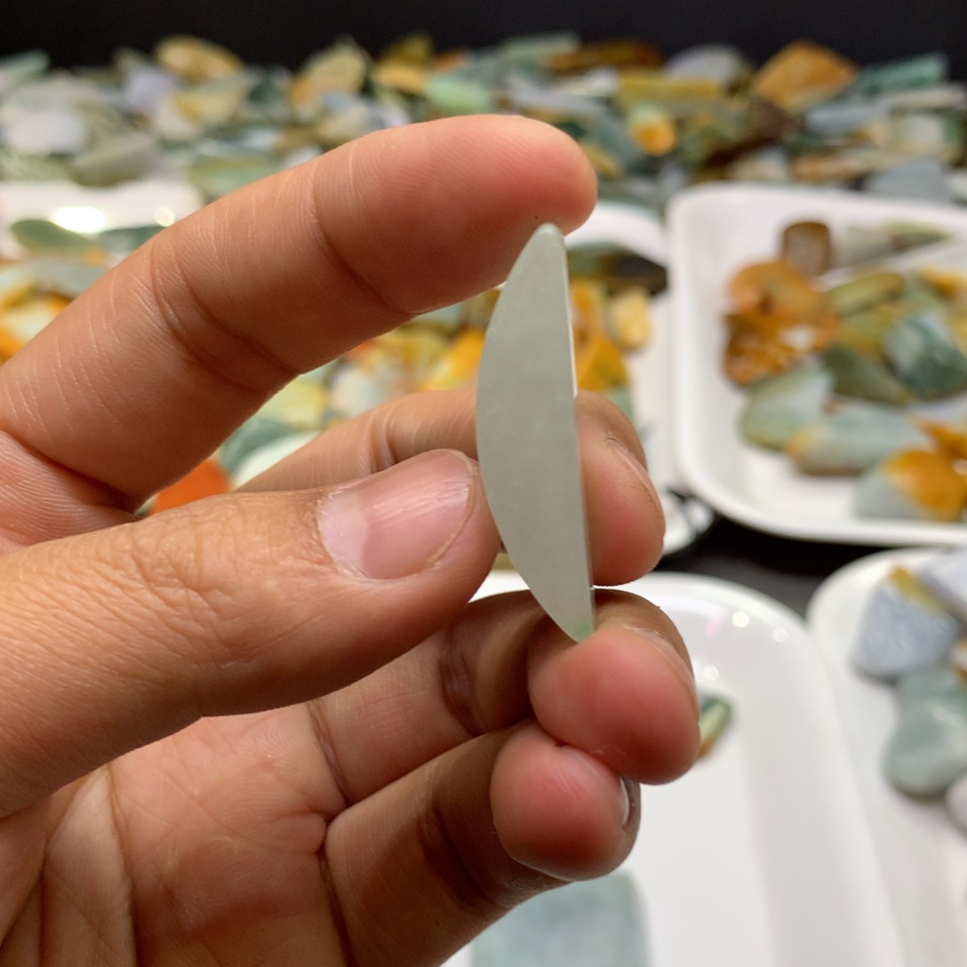 翡翠颈饰未镶嵌天然翡翠