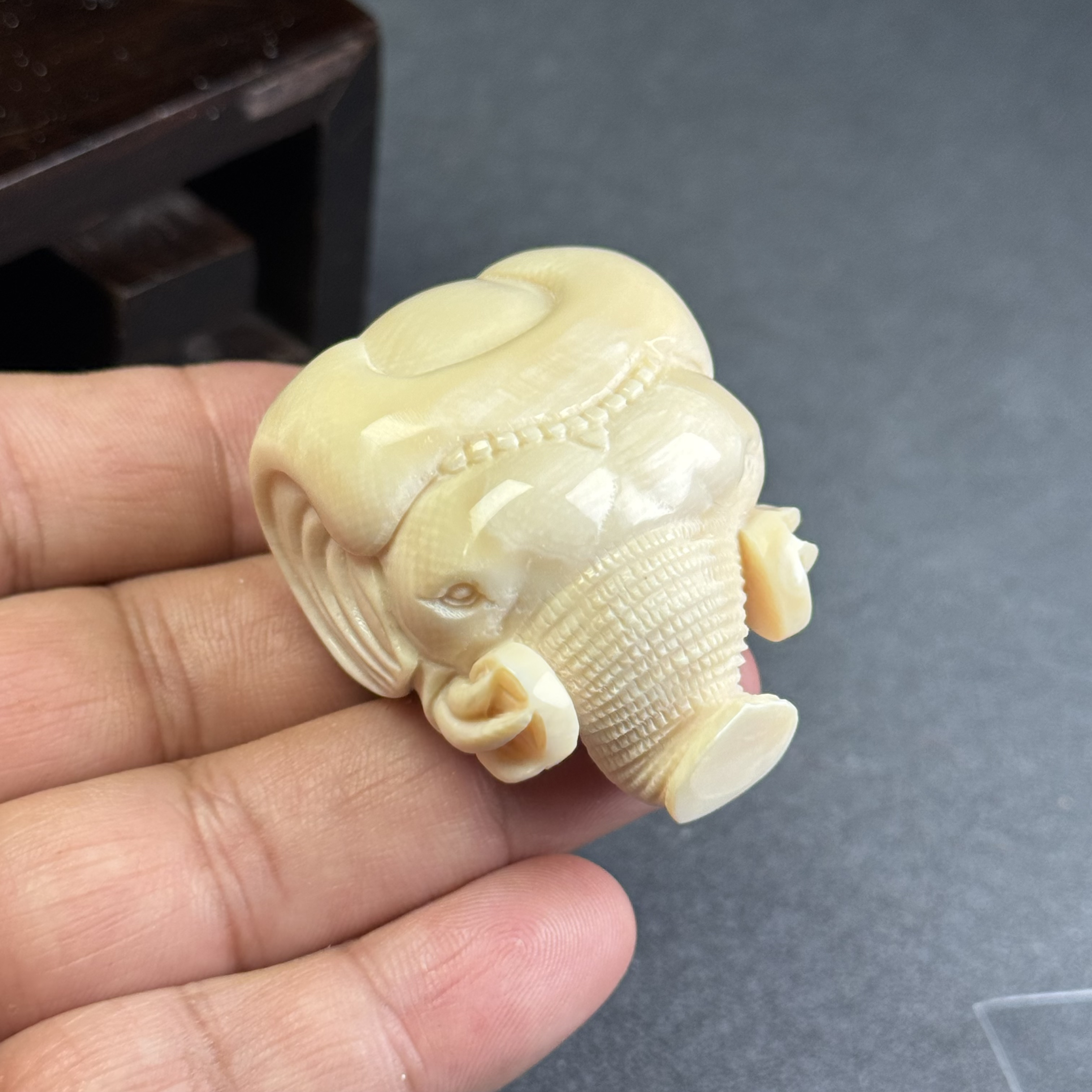 H88-16天然猛犸牙雕刻象神把件30x40x30mm 33克