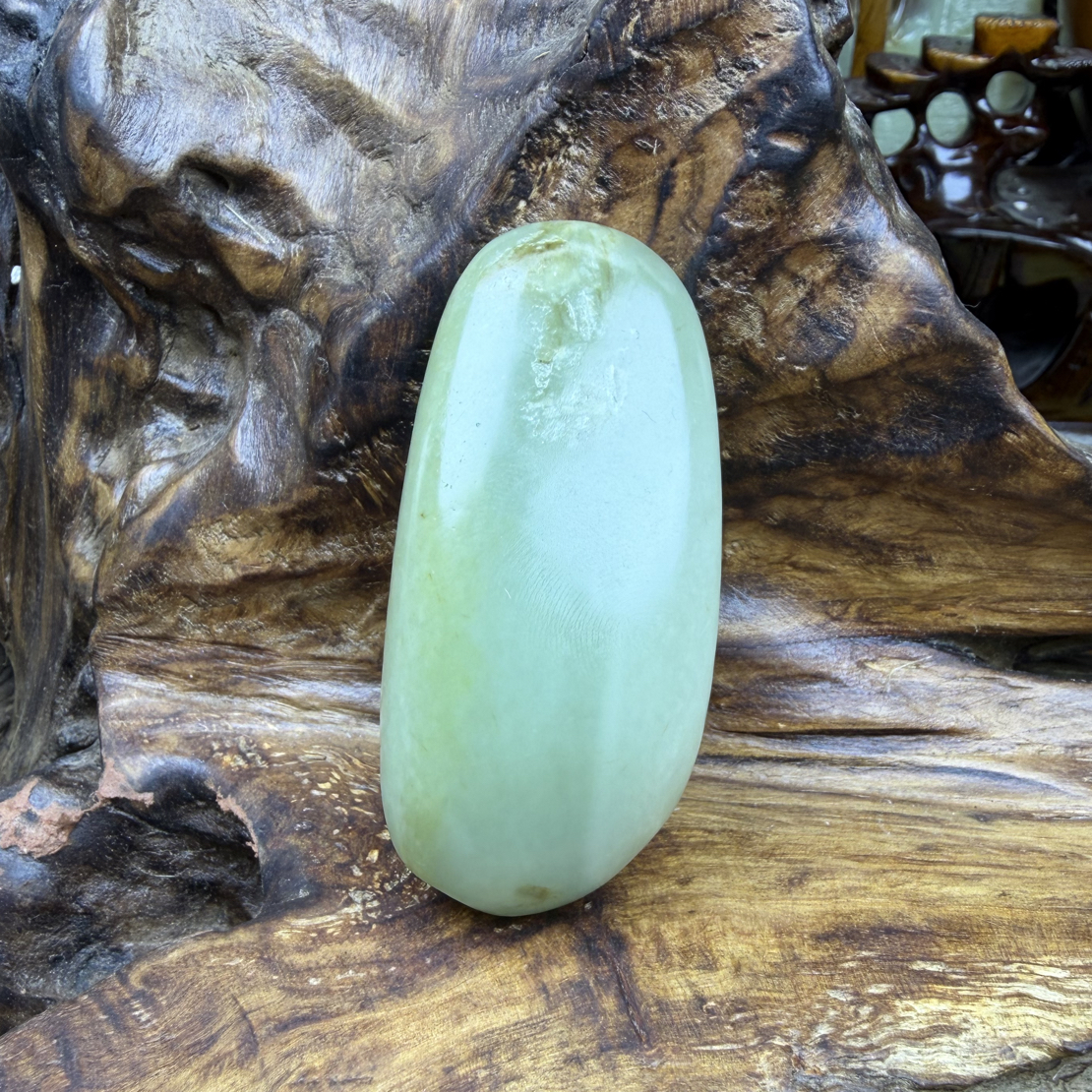 和田玉原石，白肉带翠无裂无杂质原料.72克