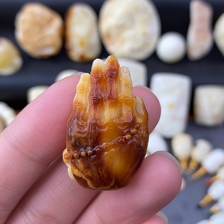 琥珀未镶嵌裸石佛手c73