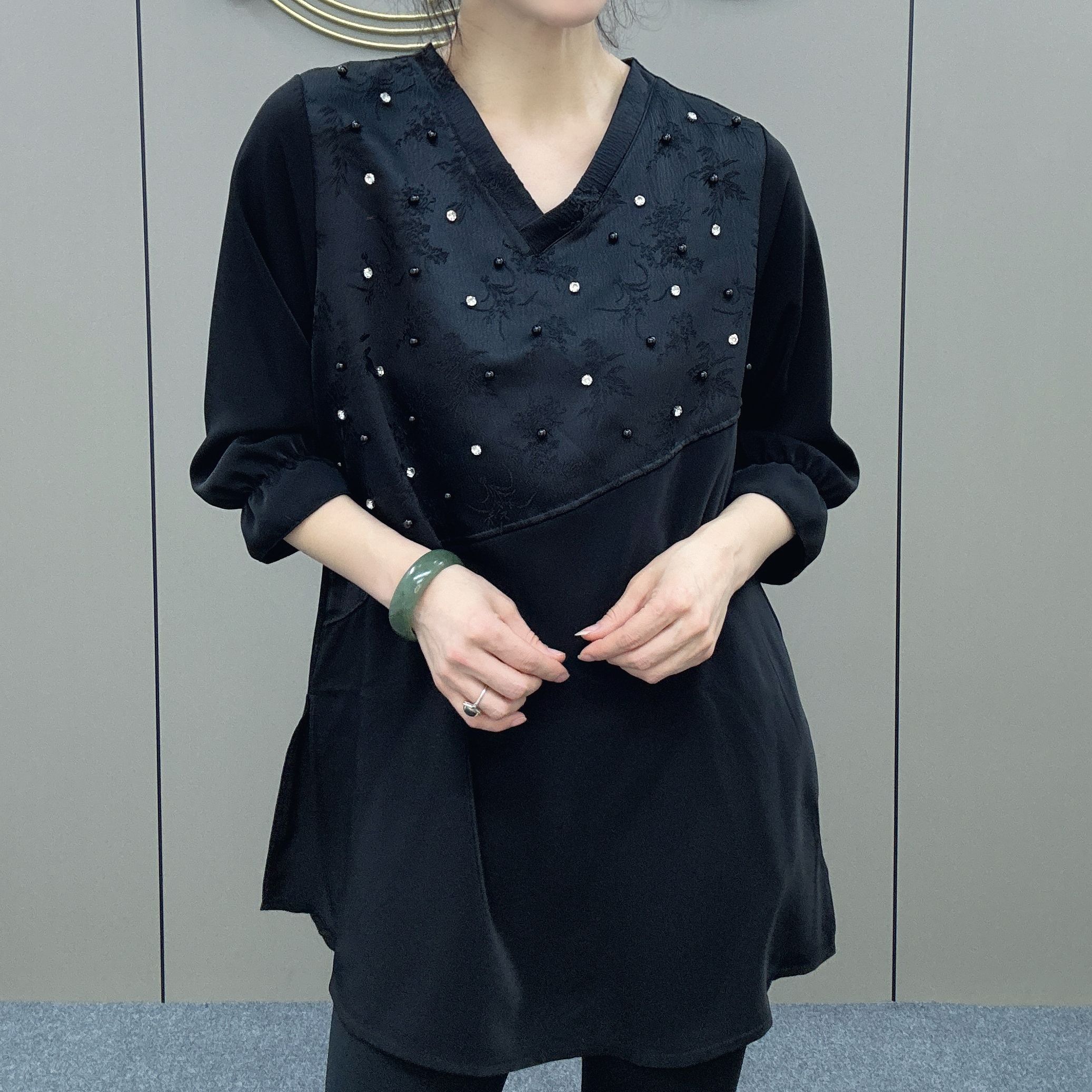 三姐家2025春款新中式提花拼接镶钻V领上衣