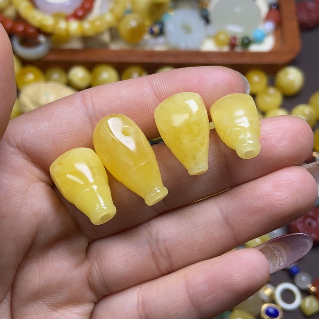 未镶嵌颈饰琥珀博*