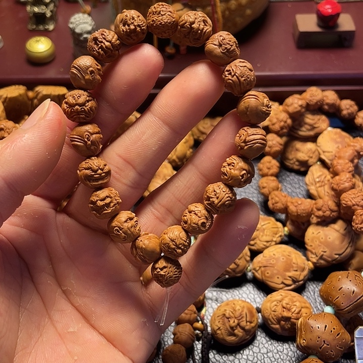 财***子龙纹桃核雕刻恶僧全家福