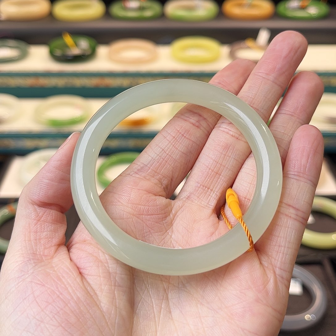 和田玉未镶嵌53圈口冰晴