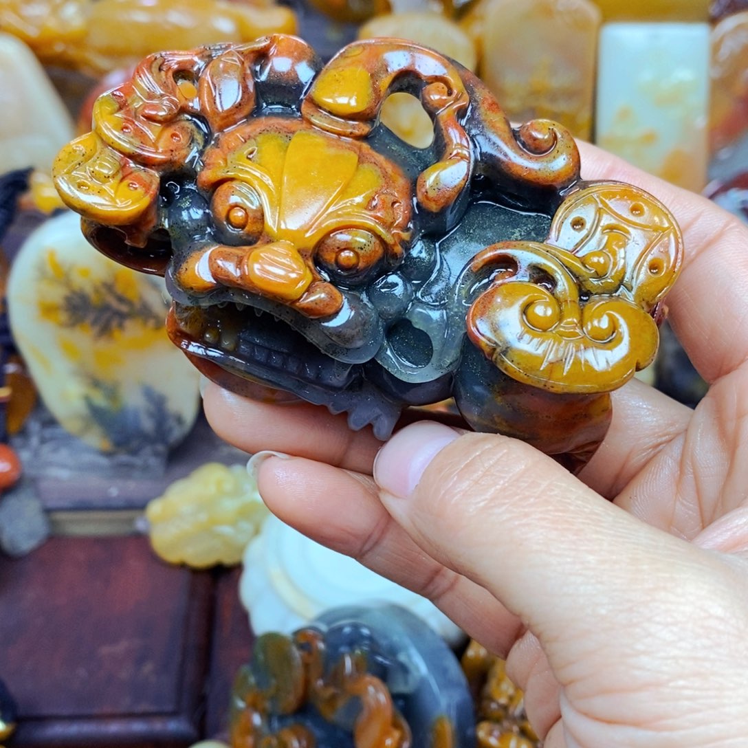 石英质玉（黄龙玉）颈饰未镶嵌