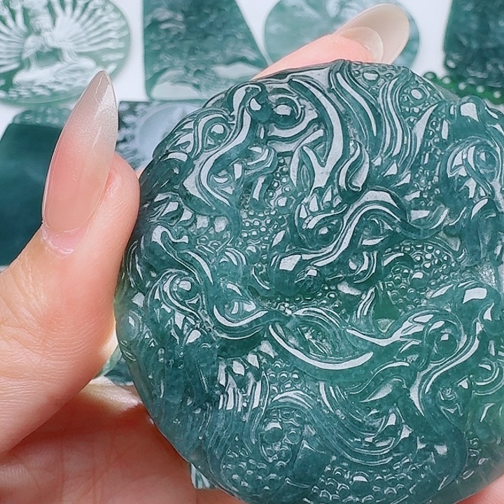 翡翠未镶嵌颈饰多样化发其一