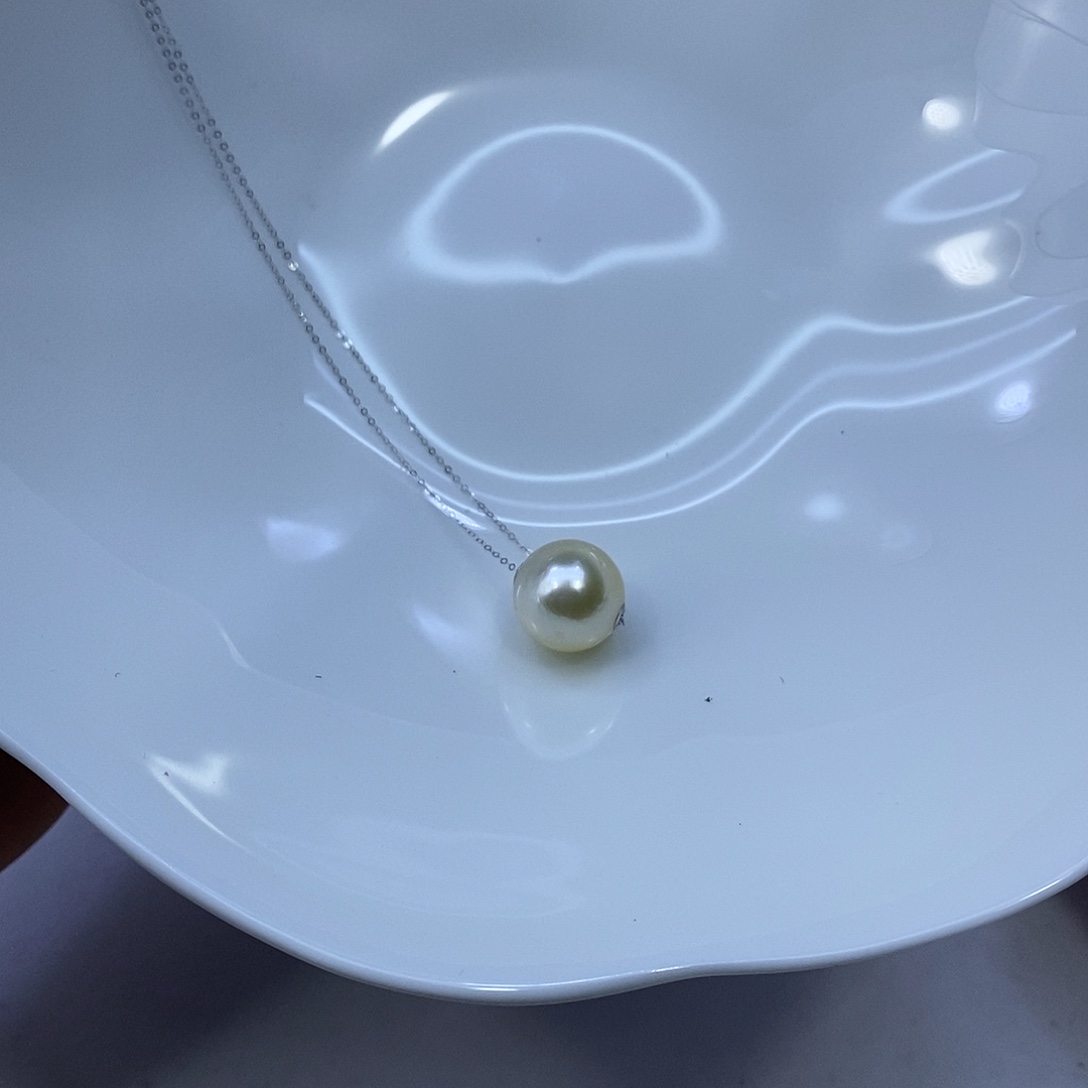 18K金镶嵌海水珍珠颈饰