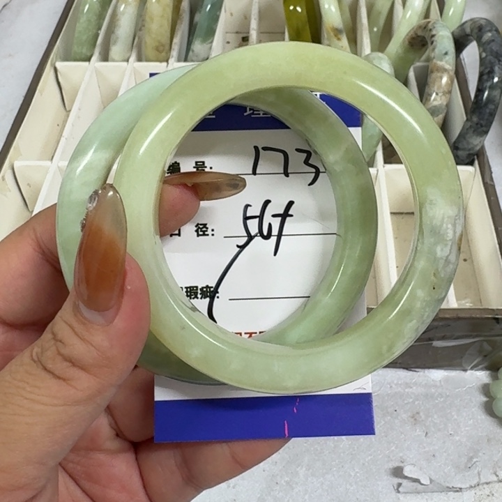 蛇纹石玉未镶嵌手镯