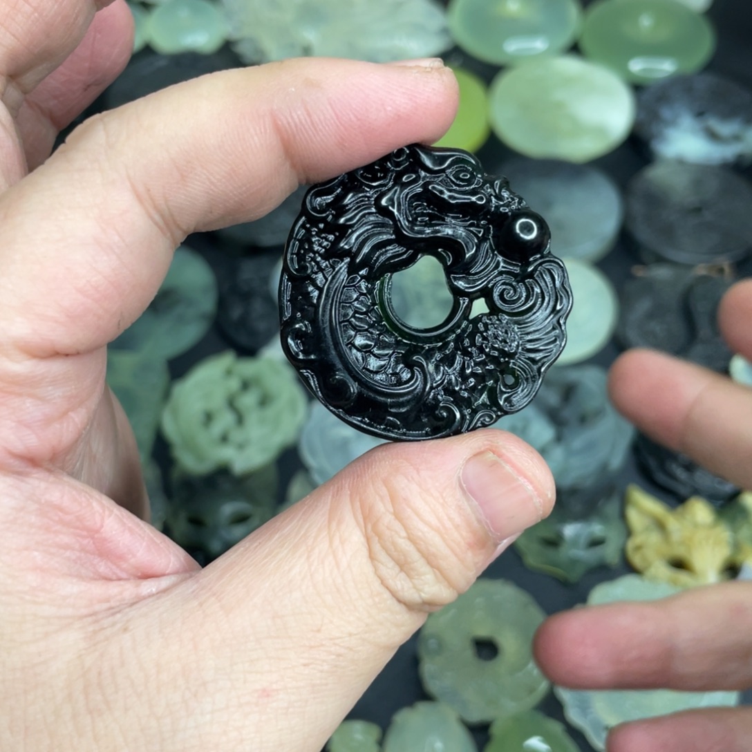 落***处岫玉未镶嵌颈饰龙