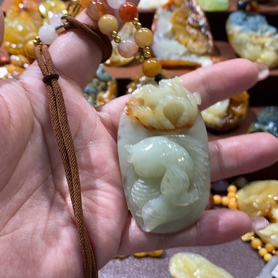 蛇纹石玉未镶嵌颈饰