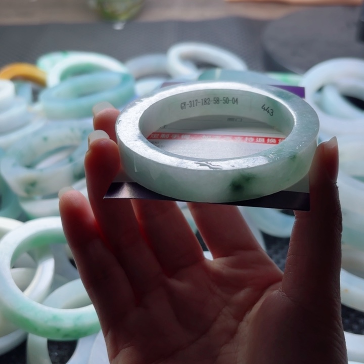 若***水定制翡翠未镶嵌不退不换