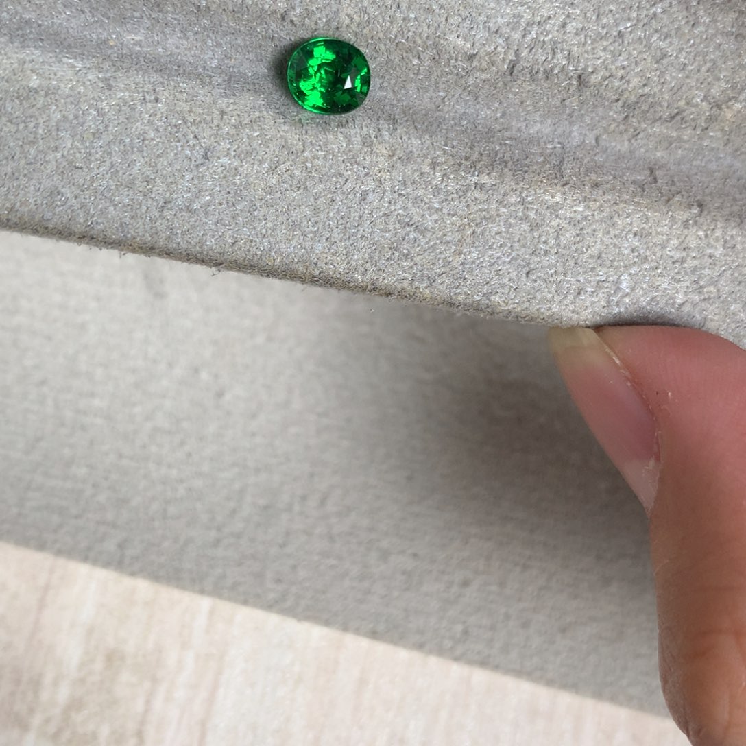 裸石未镶嵌石榴石（沙弗莱）1.06 卡扎尼绿