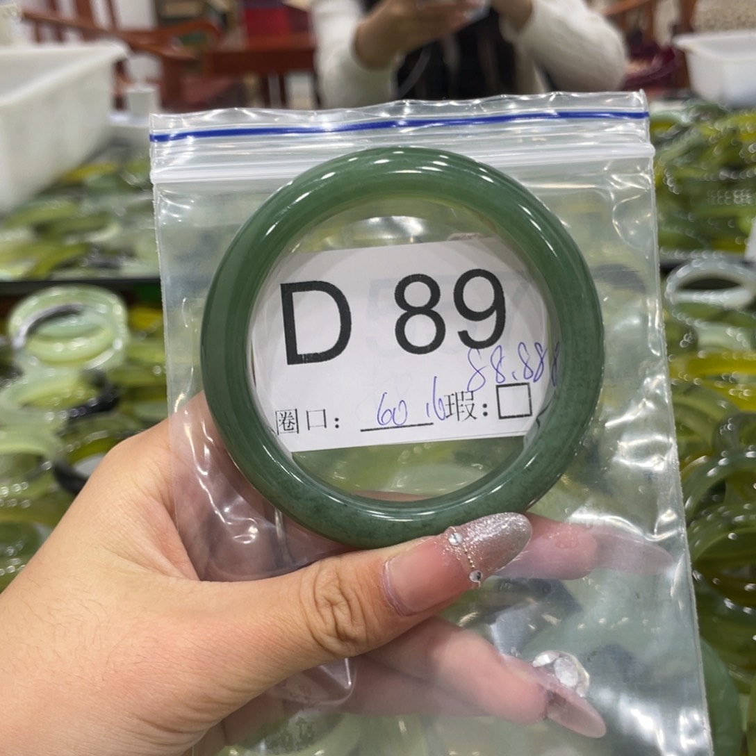 未镶嵌蛇纹石玉颈饰?*