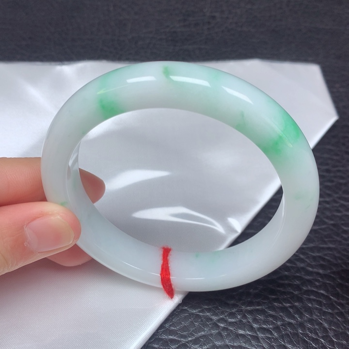 翡翠手镯未镶嵌。