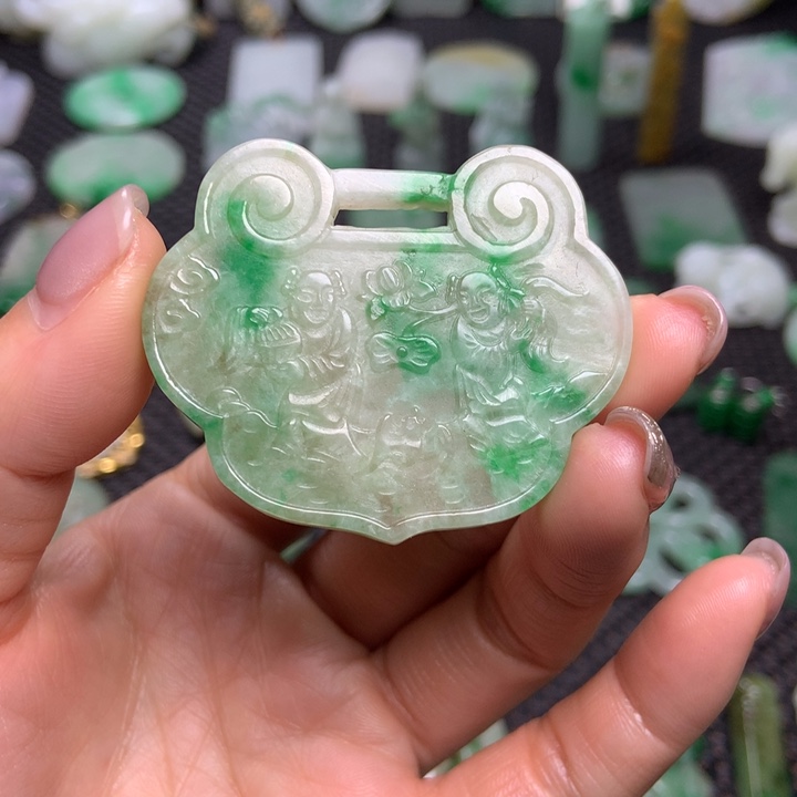 翡翠挂件未镶嵌……
