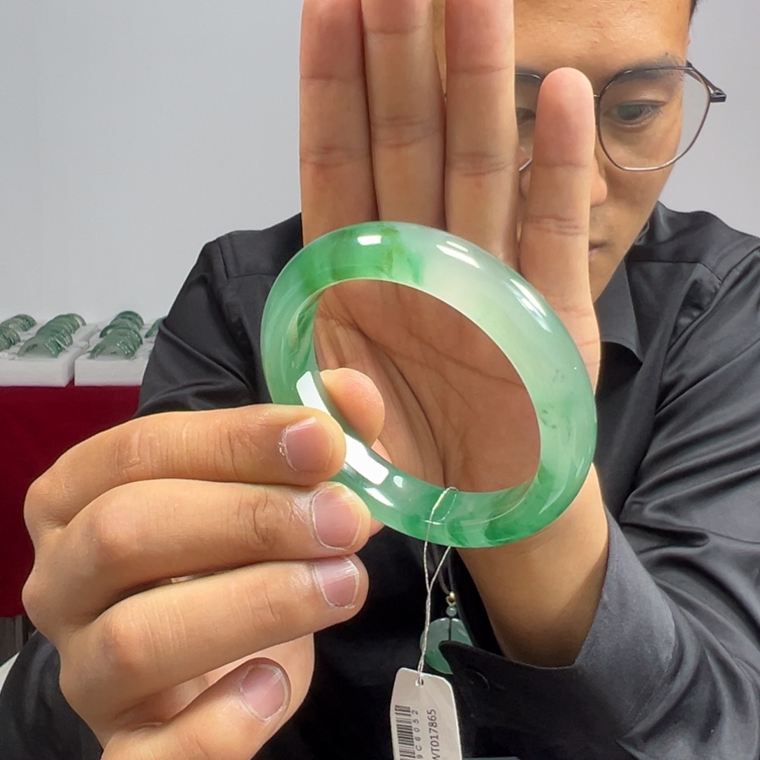 石英质玉（非洲翠）手镯未镶嵌