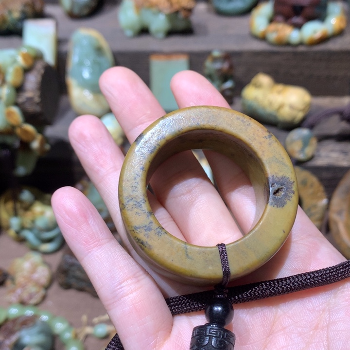 未镶嵌岫岩河磨玉（透闪石质玉）挂件