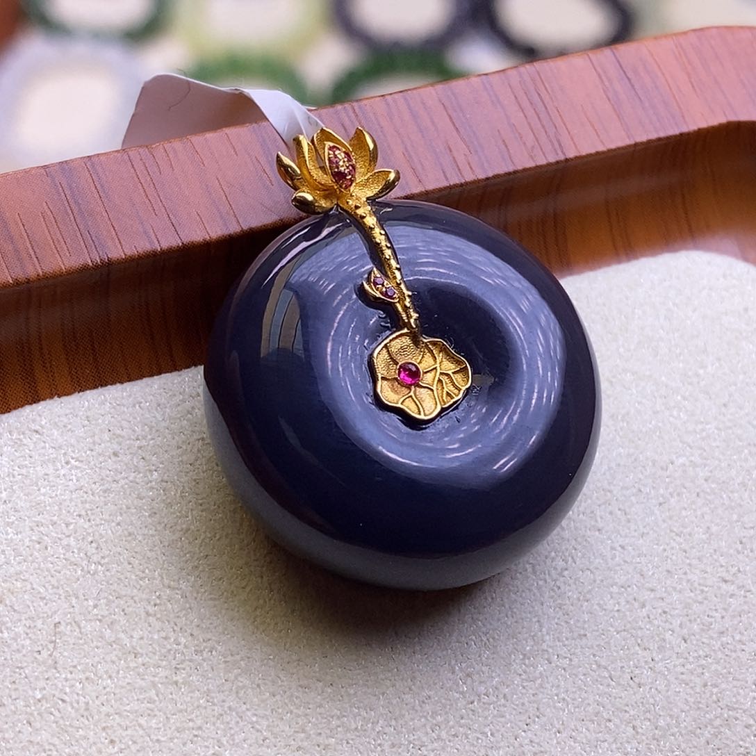 颈饰未镶嵌和田玉毕业级老坑料浓烟紫金镶平安扣